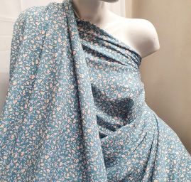 Viskozová šatová látka tisk drobné květy sv. modrá