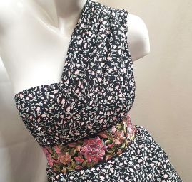 Viskozová šatová látka tisk drobné květy černá