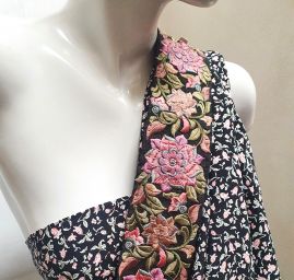 Viskozová šatová látka tisk drobné květy černá