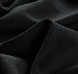 Úplet vyšší gramáže temně černé barvy