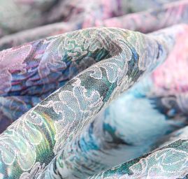 Žakárová pružná látka ornamenty tisk paví pera růžová