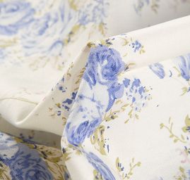 Bavlněná látka z kolekce Dapper s modrým  kytičkovým motivem