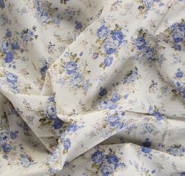 Bavlněná látka z kolekce Dapper s modrým  kytičkovým motivem