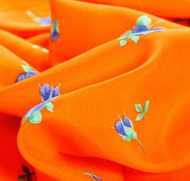 Viskózová látka vzor květy oranžová