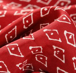 Viskózová látka geometrický motiv vínová/bílá