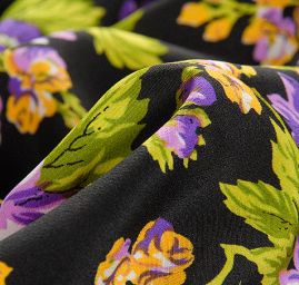 Krepdešín letní látka květinový vzor černá/fialová