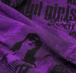 Úplet postavy v barvách fialovočerné