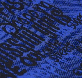 Úplet postavy v barvách modročerné