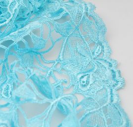 Efektní krajka síť protkaná růžemi tyrkysové barvy
