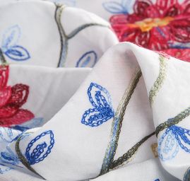 Viskozová letní látka s výšivkou bílá modrá