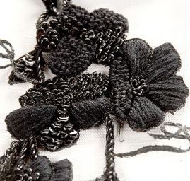 Květinová aplikace s flitry černé barvy