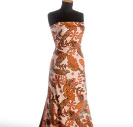 Šatová látka imitace hedvábí květinový vzor skořice