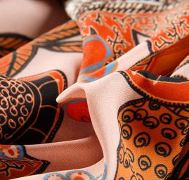 Šatová látka imitace hedvábí květinový vzor skořice