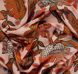 Šatová látka imitace hedvábí květinový vzor skořice