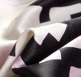 Hedvábný satén geometrický vzor