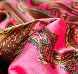 Satén nepružný paisly motivem růžový