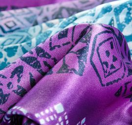 Satén nepružný motiv ornament fialovozelená