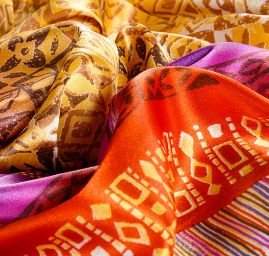 Satén nepružný motiv ornament fialovožlutý 