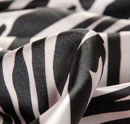 Satén pružný motiv zvířecí černý/lomená bílá