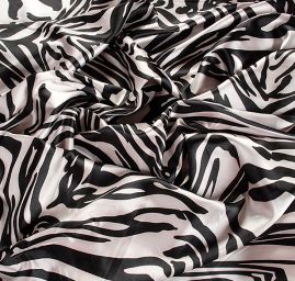 Satén pružný motiv zvířecí černý/lomená bílá kupón 3 m za cenu 2 m