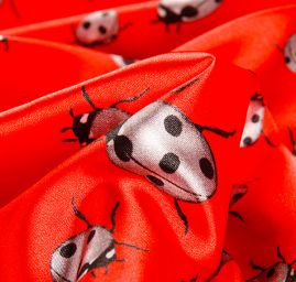 Atlas satén berušky velké červené