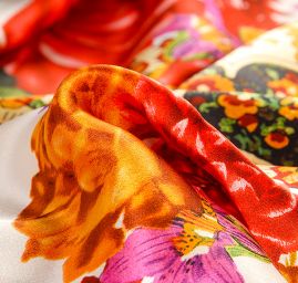 Hedvábný atlas květinový vzor folklor ve stylu DG