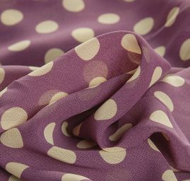 Šifon vzor puntík smetanový na růžovofialovém 