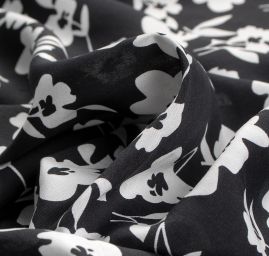 Viskozová šatová látka vzor květů černá/bílá