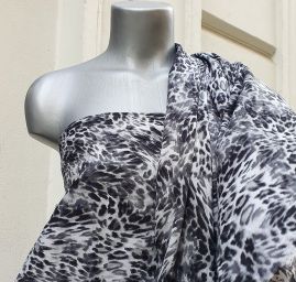 Viskozová šatová látka zvířecí motiv černá