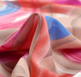 Viskozová šatová látka motiv tahy štětcem růžová