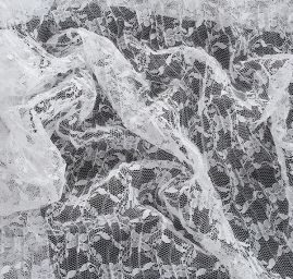 Krajka tylová plise s jemnám květinovým vzorem bílá