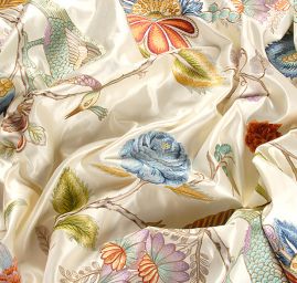 Satén vyšívaný vzor páv/květy vanilkový