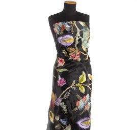 Satén vyšívaný vzor páv/květy černý