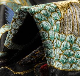 Satén vyšívaný vzor páv/květy černý