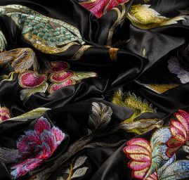 Satén vyšívaný vzor páv/květy černý