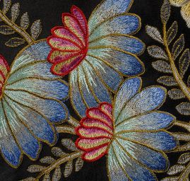 Satén vyšívaný vzor páv/květy černý