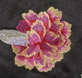 Satén vyšívaný vzor páv/květy černý