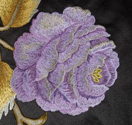 Satén vyšívaný vzor páv/květy černý