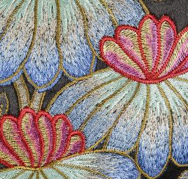 Satén vyšívaný vzor páv/květy černý