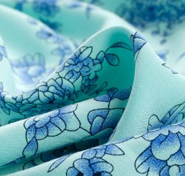 Viskozová šatová látka květy v mintmodrá