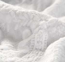 Jemný žoržet s výšivkou květinový vzor bílá