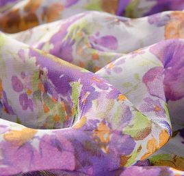 Jemný šifon květinový motiv pastel fialová
