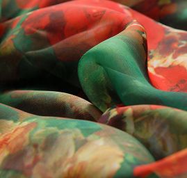 Jemný šifon motiv růží v pastelových barvách zelený