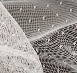 Efektní tyl s vyšitými puntíky ve smetanové
