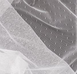 Efektní tyl s vyšívanými puntíky v bílé barvě