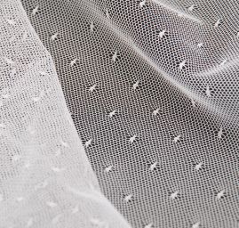 Efektní tyl s vyšívanými puntíky v bílé barvě