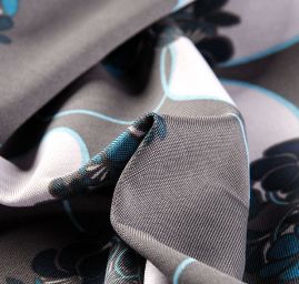 Úplet žoržetový jemný tisk květy šedomodrý