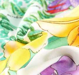 Úplet  žoržet signovaný Rosamund Pelegrieni