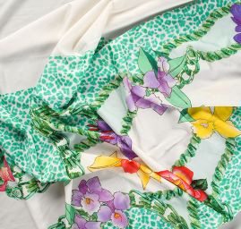 Úplet  žoržet signovaný Rosamund Pelegrieni