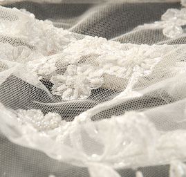 Exkluzivní krajka výšivka na tylu bílá
